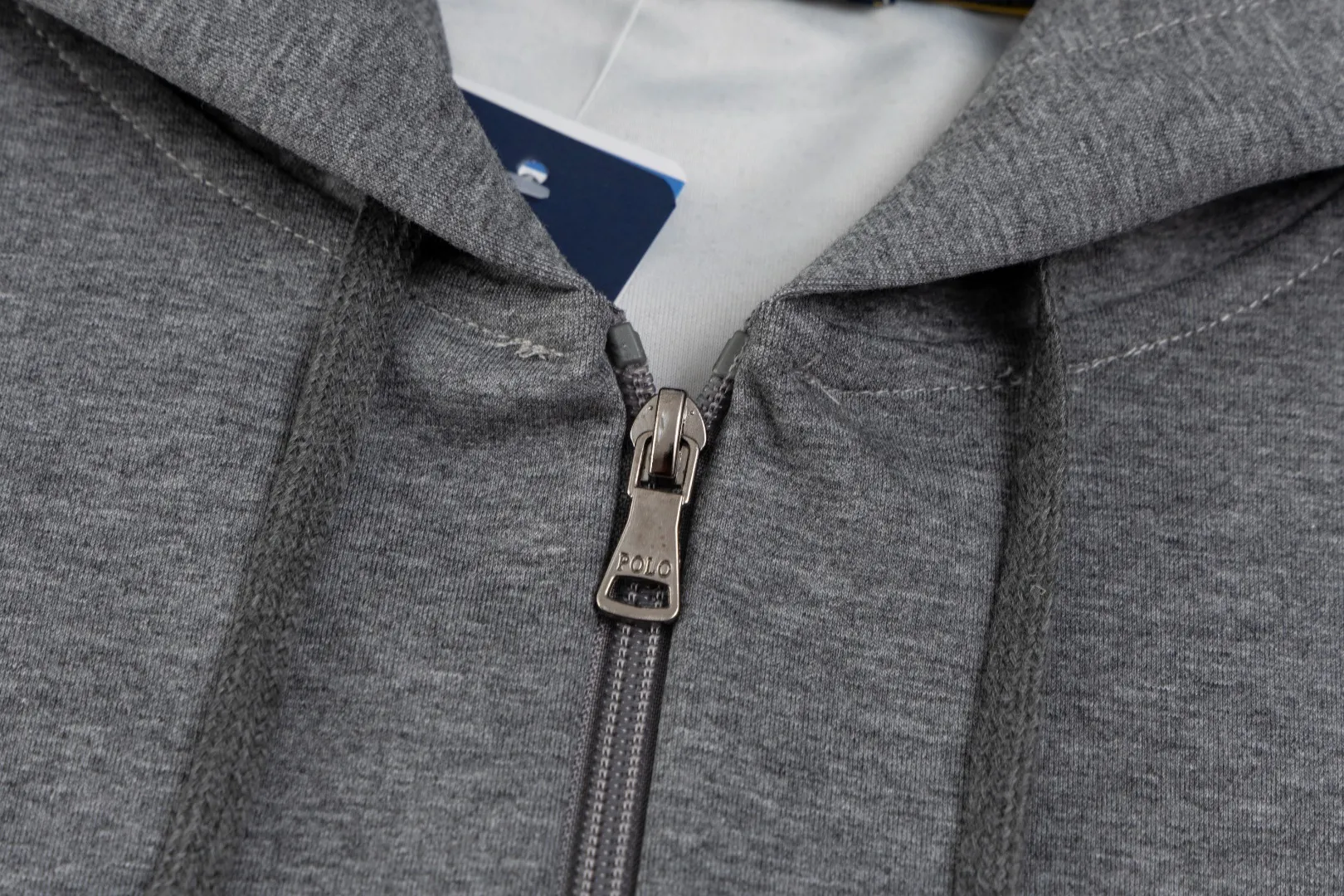 P236 #R95 Ralph Lauren/Ralph Lauren Twelve Color Pony🐎 Embroidered zipper cardigan jacket hooded sweatshirt This hooded sweatshirt is decorated with a simple style that represents Ralph Lauren. It is paired with a pony embroidery pattern, which is three-dimensional and full! The solid color fabric paired with exquisite embroidery instantly sets it off! Hooded sports design, loose and casual fit! The overall texture is very strong! Through the pictures, we can feel the thickness and texture of custom-woven and dyed threads. The workmanship is exquisite. They are shipped from major foreign trade factories. They are all made by masters with many years of experience. Everything is of high standards and requirements! Simple and versatile style ~ super delicate and soft, close to the body without being tied, all fabrics and accessories are original custom-made and of high quality! Perfectly reflects the brand’s sense of superiority! Standard cut, comfortable stretch, unrestricted movement! Highly practical, high-end and classy! Versatile style ~ can be paired with jeans or jogging pants. Ideal for transitioning from your morning commute to weekend events!  Color: Black with red label Black with white label Khaki Navy blue with red label Navy blue with white label White Light gray Dark gray Burgundy Army green Light blue Pink Size: S M L